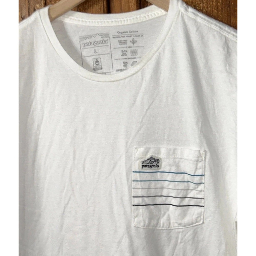 Patagonia Men's Line Logo Ridge Stripe Organic Pocket T-Shirt White) 37587